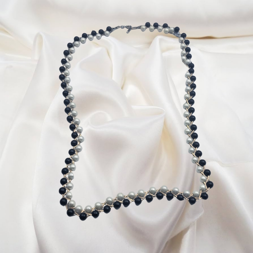 🌲10/$20.   White and Black Beaded Necklace